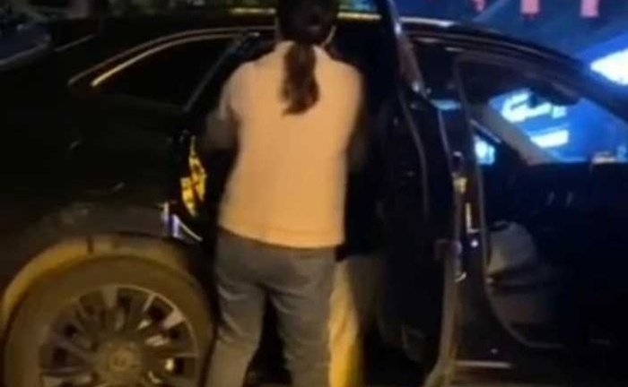 Chồng mùi mẫn với nhân tình trên ô tô, vợ lao đến chất vấn nhưng bị nói một câu đau điếng