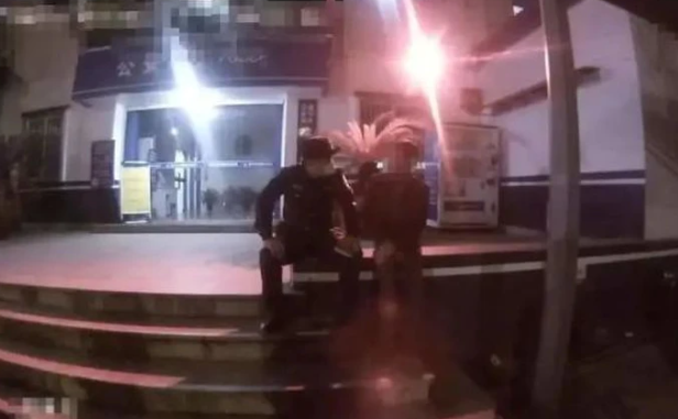 Người đàn ông ngồi khóc trước đồn cảnh sát giữa đêm khuya, câu chuyện phía sau khiến ai nấy rơi lệ