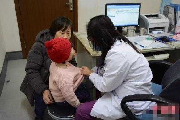 Bé gái 3 tuổi bị chậm nói, không đi vững, bác sĩ khám xong hốt hoảng bảo gọi cảnh sát ngay