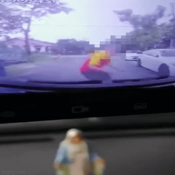 Ô tô đâm trúng người đàn ông nhưng nạn nhân lại vội vàng xin lỗi tài xế, nguyên nhân gây ngỡ ngàng