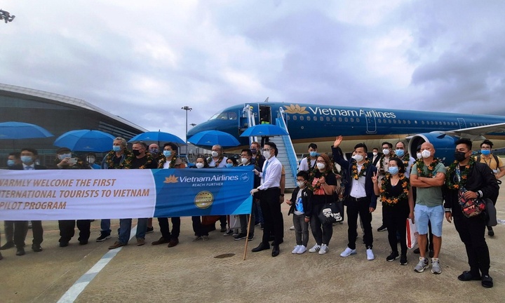Việt Nam đón đoàn khách du lịch quốc tế đầu tiên sau 2 năm “đóng băng” vì dịch
