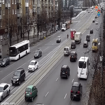 Video: Thấy cụ bà chống gậy giữa đường đông đúc, lính cứu hỏa làm một việc gây xúc động