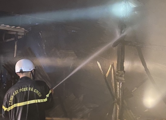 Chợ Đắk Mil cháy lớn trong đêm, thiệt hại khoảng 600 triệu đồng