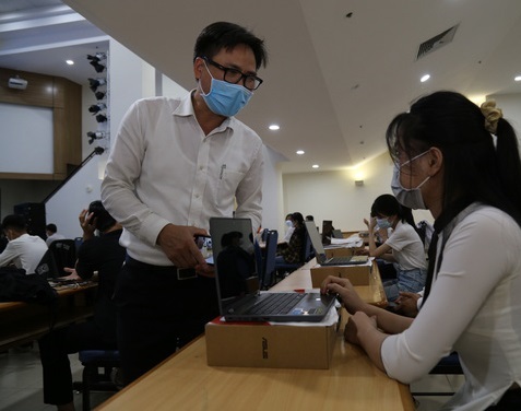 Sinh viên một số đại học ở Hà Nội, TP.HCM được trở lại trường
