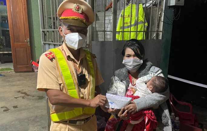 Địu con 1 tháng tuổi chạy xe máy về quê, người phụ nữ kiệt sức trên đường, được CSGT hỗ trợ