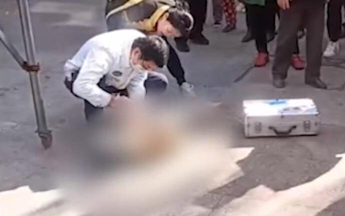 Bé trai mất tích khi vừa buông tay mẹ 1 phút, tình trạng lúc tìm thấy khiến ai nấy xót xa