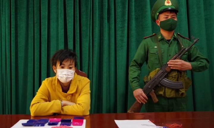 Bắt quả tang “nữ quái” vận chuyển 2.000 viên ma túy tổng hợp