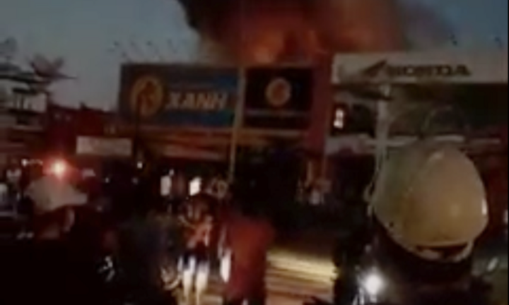 Cửa hàng Điện Máy Xanh ở Cần Thơ cháy dữ dội, khói bốc cao hàng chục mét