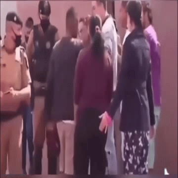 Bố tận mắt chứng kiến con gái 10 tuổi bị ô tô đâm, hành động sau đó gây ngỡ ngàng tột độ