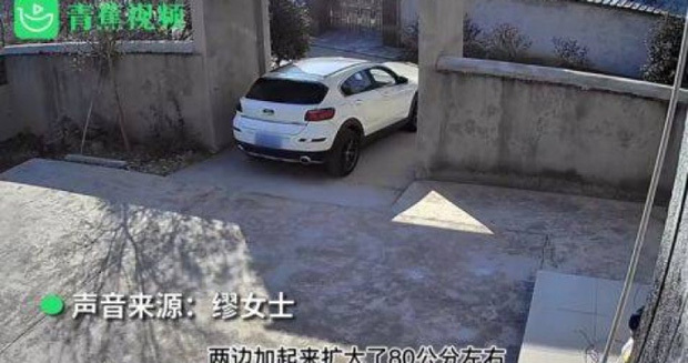 Con dâu không lùi được xe vào nhà, hành động bất ngờ của mẹ chồng lập tức “gây bão mạng”