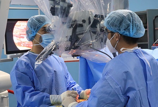 Tin tức đời sống ngày 27/12: Sử dụng kính vi phẫu thực hiện thành công ca phẫu thuật phức tạp