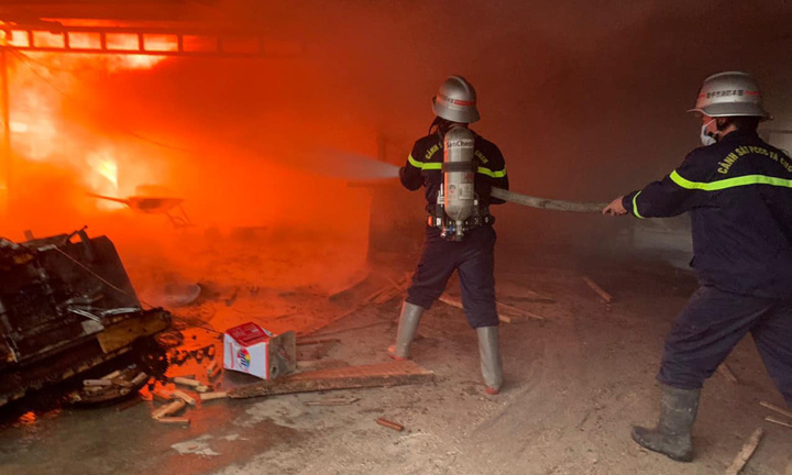 Nghệ An: Xưởng chế biến gỗ bốc cháy dữ dội lúc rạng sáng