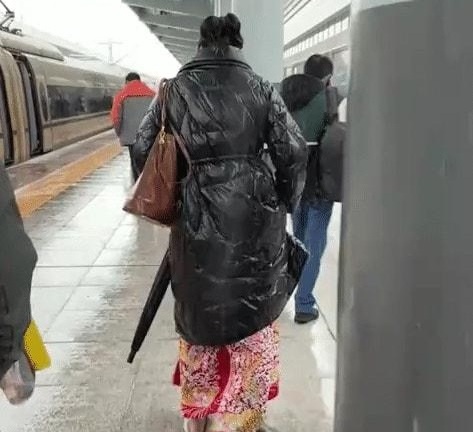 Cô dâu tự mình lặn lội đến nơi làm đám cưới, dân tình xôn xao khi biết nguyên nhân