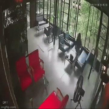 Hai cô gái hứng “rổ gạch đá” vì hành động vô duyên trong quán cà phê