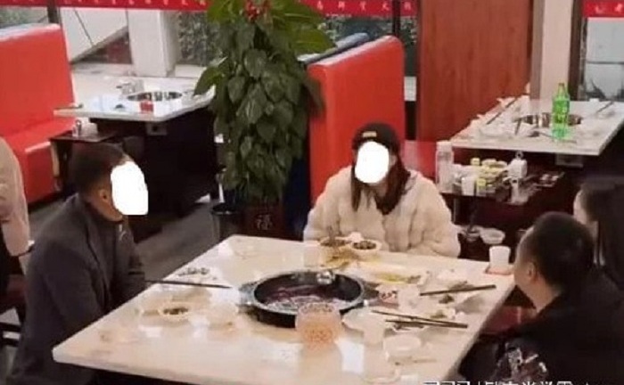 Đi xem mắt, anh chàng ăn uống no say rồi chuồn để cô gái thanh toán nhưng ai nấy đều ủng hộ