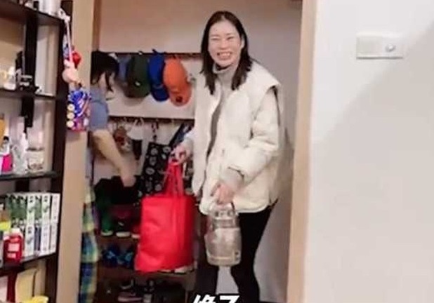 Người phụ nữ đi hơn 30km đến nhà vợ cũ của chồng, hành động sau đó gây ngỡ ngàng