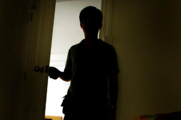 Đồng nghiệp của chồng cố giở trò đồi bại, vợ chết lặng khi bạn đời thú nhận bí mật đáng sợ