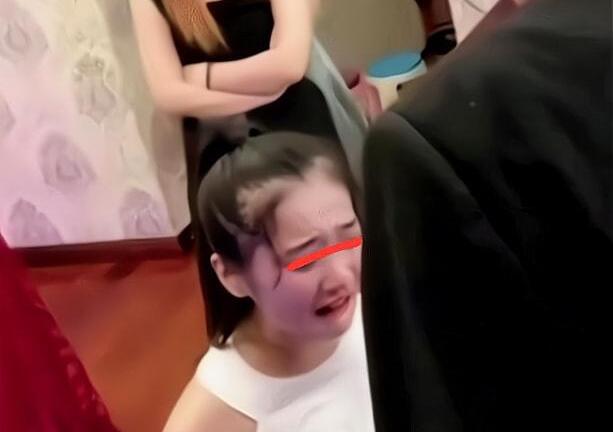 Bạn gái cũ xông vào đám cưới quyết níu kéo, chú rể dứt khoát làm một khiến dân mạng tán thưởng