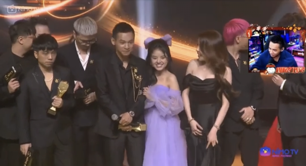 Độ Mixi nói gì về vụ gái xinh chen lấn trên sân khấu để khoác tay?