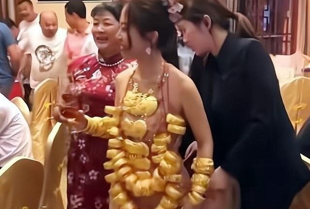 Cô dâu đeo 42 cây vàng đi tiếp khách nhưng cách ăn mặc mới khiến dân tình xôn xao