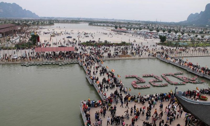 Hàng nghìn người đổ về khu du lịch chùa Tam Chúc đầu năm