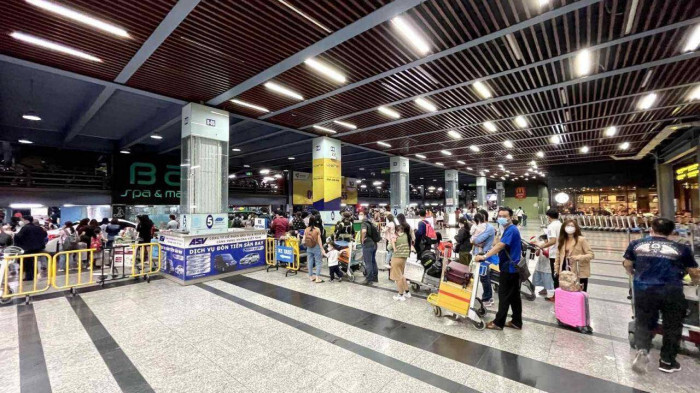 Lượng khách đến sân bay Tân Sơn nhất ngày mùng 4 Tết đông kỷ lục