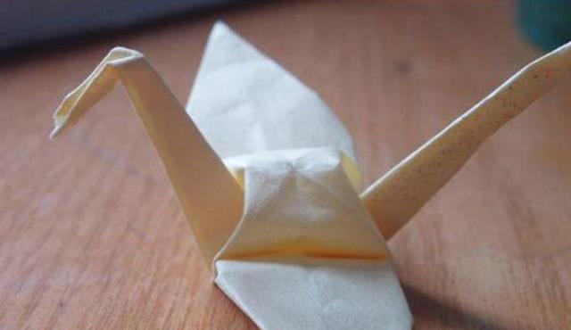 Bé gái lén đưa cho con hạc giấy, nhân viên phục vụ hoảng hốt vì dòng chữ bên trong