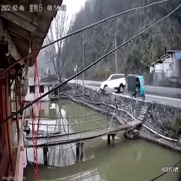 Video: Ô tô bay qua ao rồi hạ cánh xuống nhà dân như phim hành động