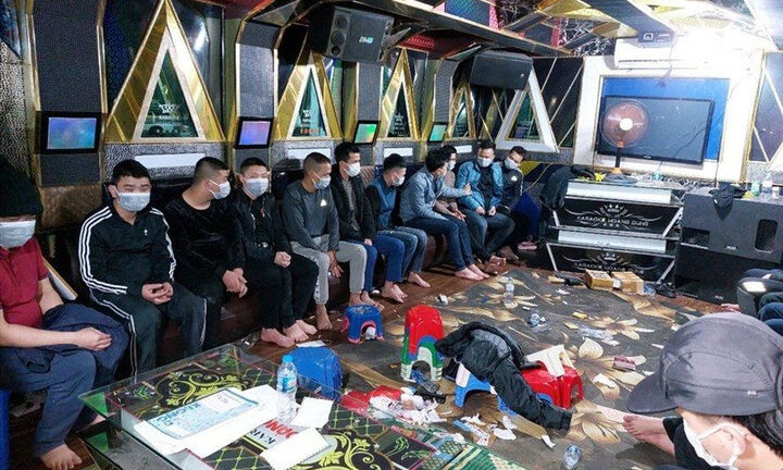 Bắt quả tang hơn 20 đối tượng tụ tập đánh bạc ở tầng hầm quán karaoke