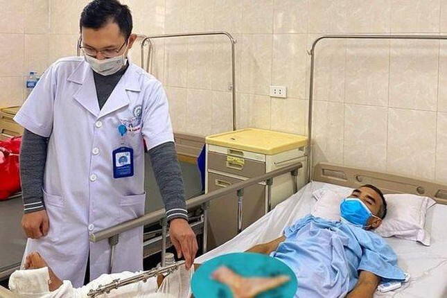 Tin tức đời sống ngày 23/2: Cấp cứu người đàn ông bị máy cắt cỏ chém lìa cẳng chân phải