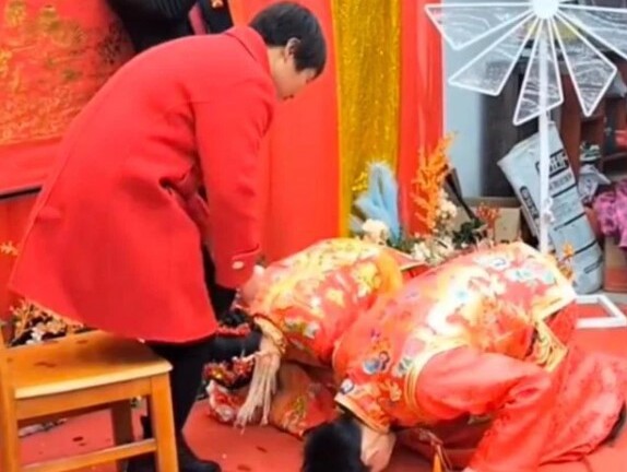 Chú rể quỳ khóc trước một người phụ nữ trong đám cưới, lý do khiến dân tình xôn xao