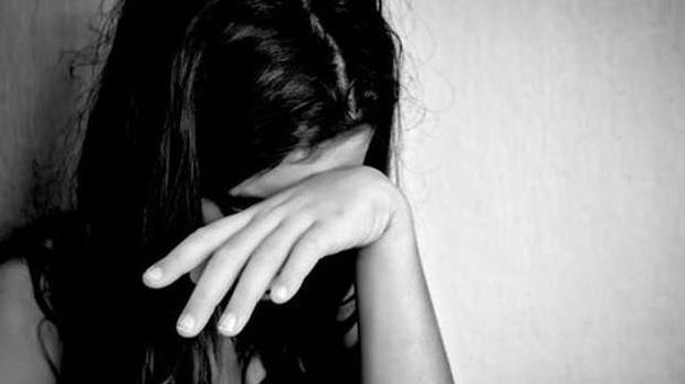 Bố nằm liệt giường, hành động của mẹ với con gái gây phẫn nộ tột độ