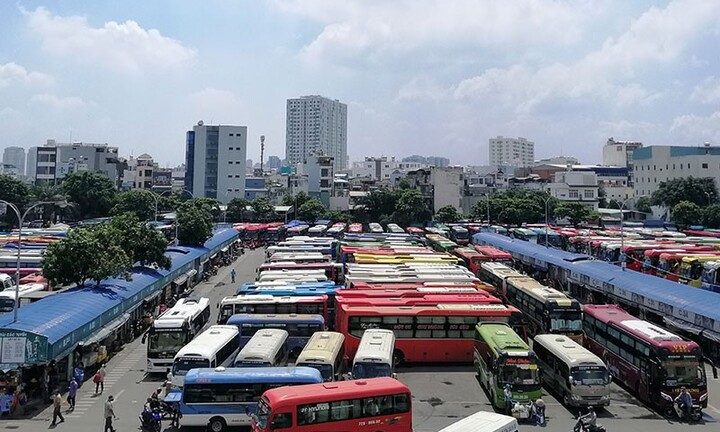 Giá xăng tăng cao kỷ lục, nhiều nhà xe đồng loạt xin tăng giá vé