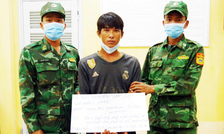 Bắt giữ đối tượng mang súng ngắn, vận chuyển 2kg hàng nghi là ma túy đá