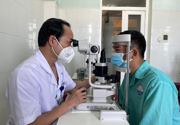 Tin tức đời sống ngày 12/3: Thanh niên bị mảnh tôn bắn vào mắt, gây thủng nhãn cầu