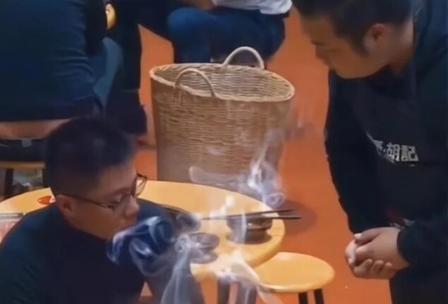 Người đàn ông một mình ăn mừng sau khi trả hết nợ, chủ quán có hành động bất ngờ