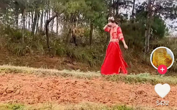 Cô dâu vừa khóc vừa một mình đi bộ đến nhà trai, dân tình xót xa khi biết nguyên nhân