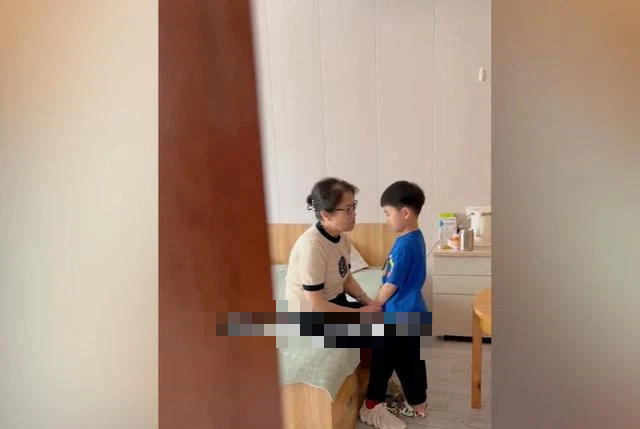 Mẹ chồng thì thầm với cháu trai, con dâu đứng ngoài nghe mà bật khóc nức nở
