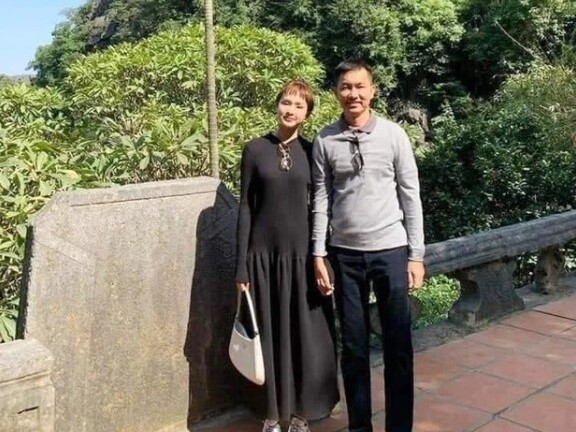 Tiếp tục lộ ảnh Hiền Hồ và “anh họ” đại gia cùng nhau đi chùa, dân mạng đổ dồn vào một chi tiết