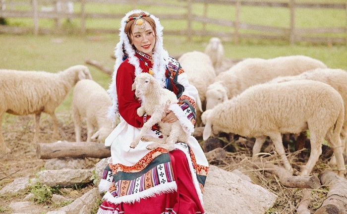 Quỳnh Nga xinh đẹp như đoá hoa trên thảo nguyên, tạo dáng với cung tên