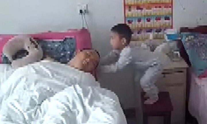 Bé trai 3 tuổi gây 