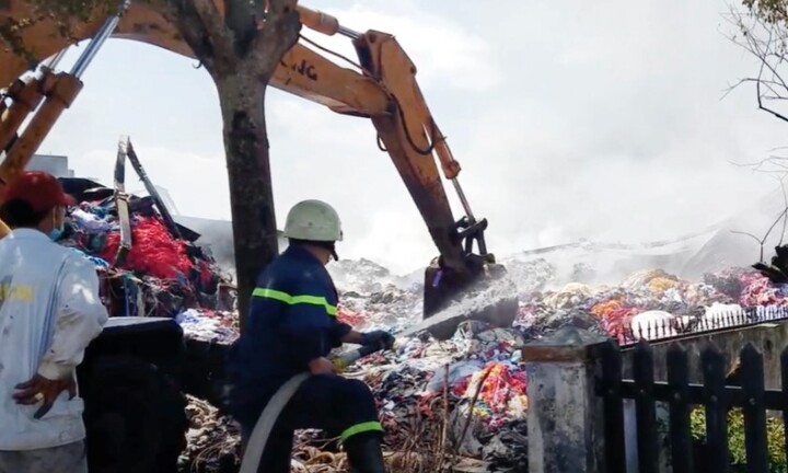 Cháy nhà xưởng chứa vải hơn 500m2 ở TP.HCM, nhiều tài sản bị thiêu rụi