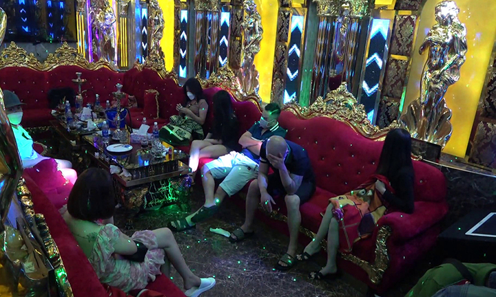 Tiền Giang: Phát hiện gần 30 đối tượng dương tính với ma túy ở quán karaoke XO