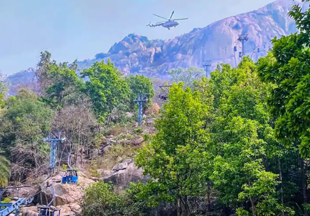 Gần 50 người mắc kẹt trên không do va chạm cáp treo