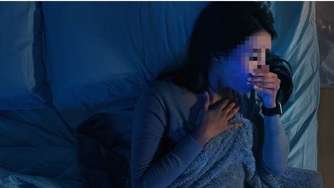 Bỗng bị kéo chăn lúc nửa đêm, cô gái giật mình phát hiện cảnh kinh hãi bên cạnh