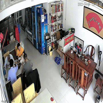 Video: “Kinh hồn bạt vía” vì quạt rơi trúng đầu khi đang ngồi ăn