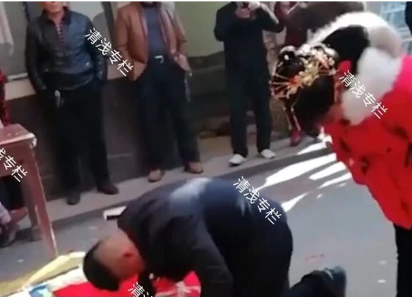 Cô dâu nhất quyết không quỳ lạy bố mẹ chồng, nguyên nhân liên quan đến mẹ chú rể