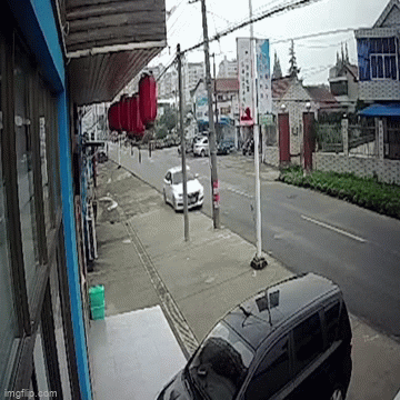 Video: Ô tô biến dạng sau cú tông mạnh khiến cột điện gãy làm đôi