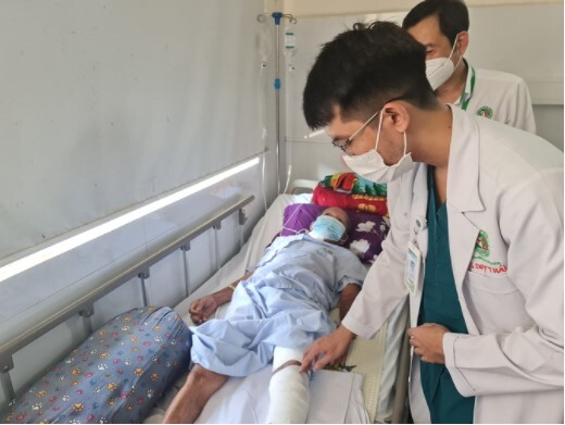 Tin tức đời sống ngày 27/4: Kịp thời cứu sống người đàn ông bị hoại tử chân