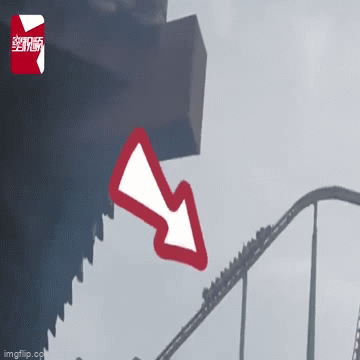 Tàu lượn siêu tốc đột ngột dừng ở đoạn dốc cao 77m, hành khách run rẩy đi bộ xuống